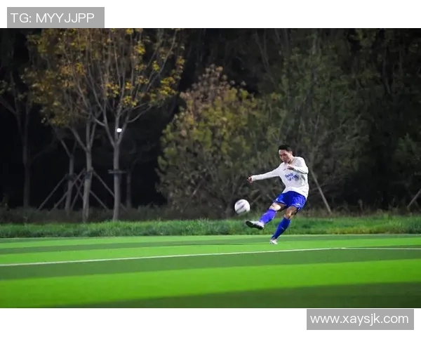 足球明星的精彩瞬间与背后的故事让我们一起领略他们的风采与魅力